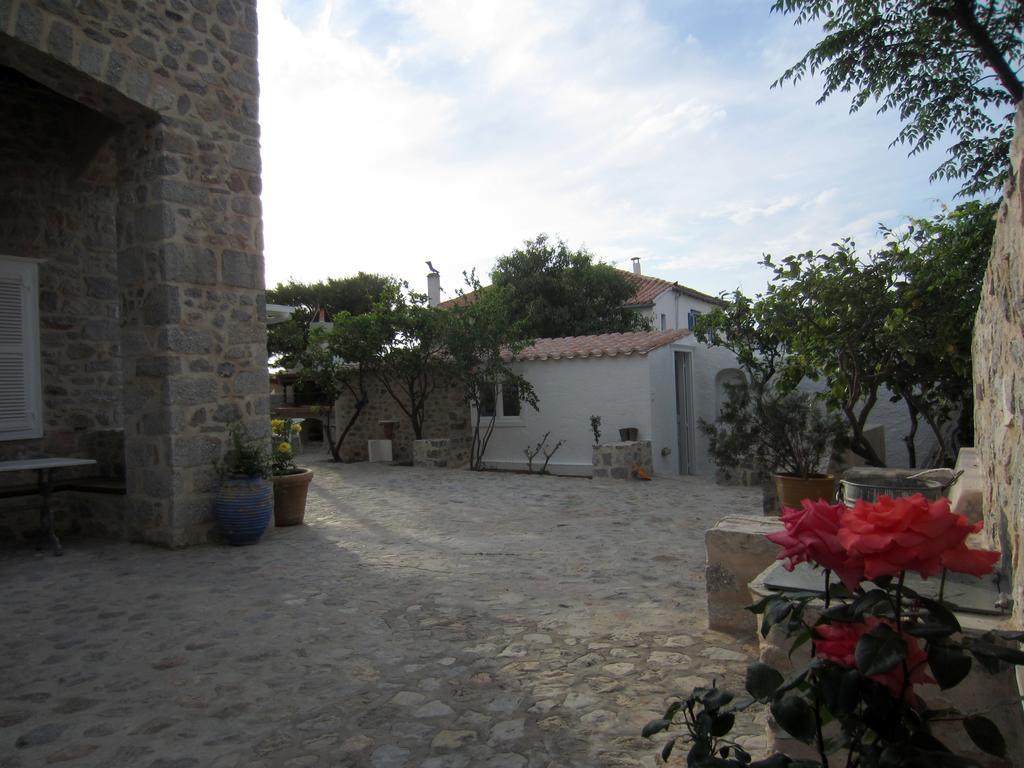Kiki'S Houses Vlichos Hydra  Esterno foto